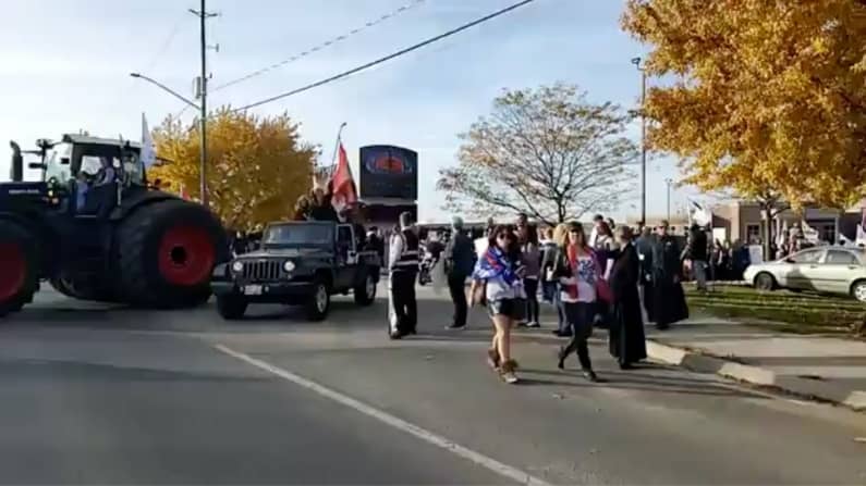 motorcade and crowd take the street DIY Freedom March How to have a Freedom March Kimberly Neudorf Aylmer Ontario